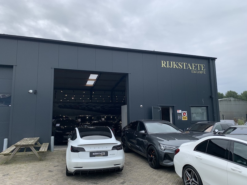 Auto showroom bouwen door Qloods