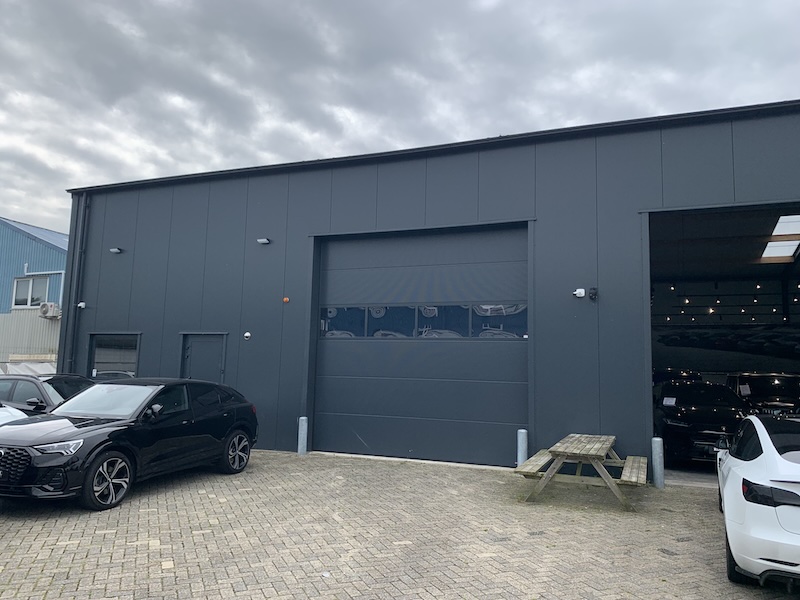 Auto showroom laten bouwen