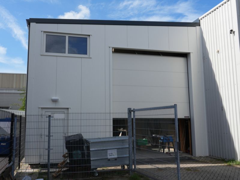 Opslagloods met lessenaarsdak in Velsen-Noord